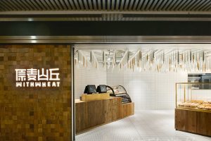 深圳南山西丽原麦面包店门面仿古木板发光字装修