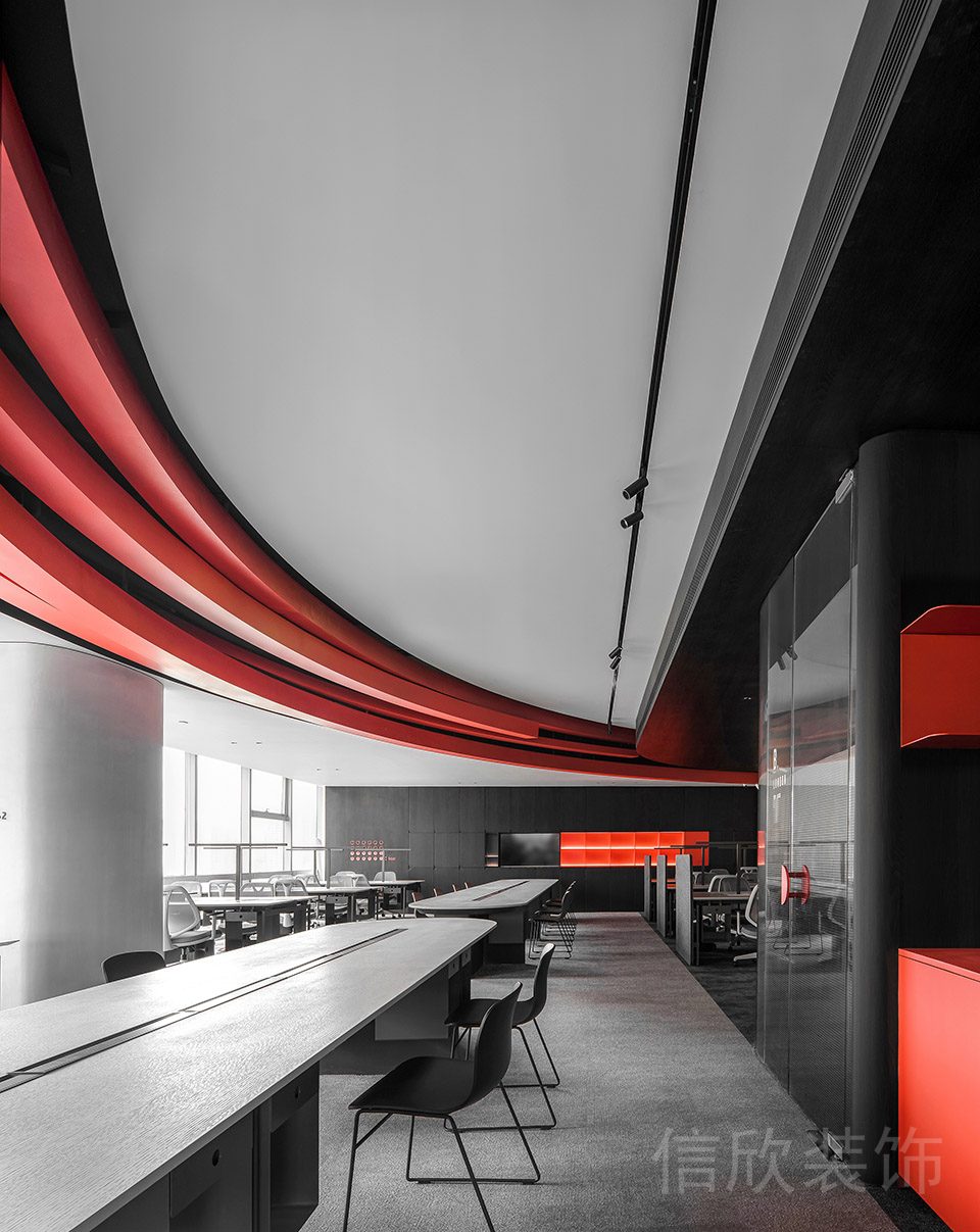 红黑色调现代风办公空间办公区红色弧形天花装修设计
