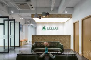 雪松大厦墨丁国际英语前台区白色形象墙装修设计