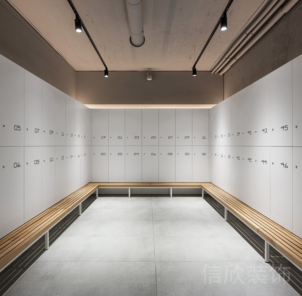 环形木制设计休息区工业风收纳墙柜健身房更衣室设计