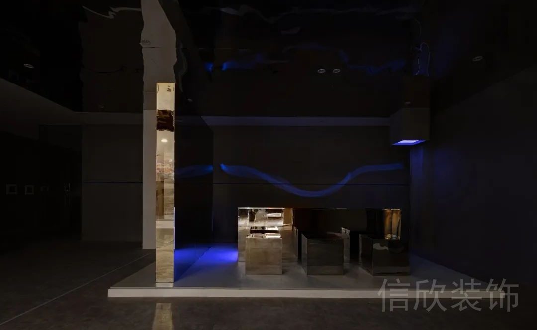 方形铝合金椅子健身房休息区装修图