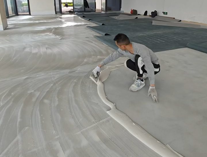 地板胶施工刷胶